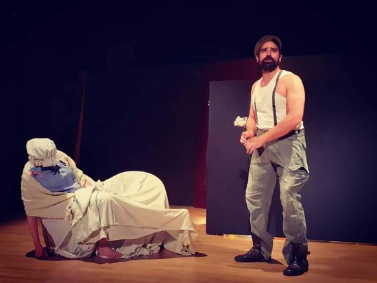 Lince Comunicación Actuación de teatro con dos actores en escena