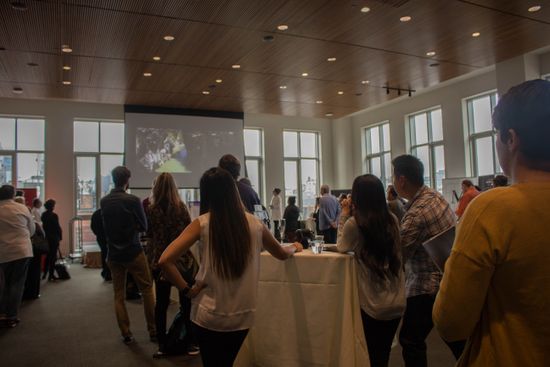 Lince Comunicación Sala de actos con gente viendo un vídeo